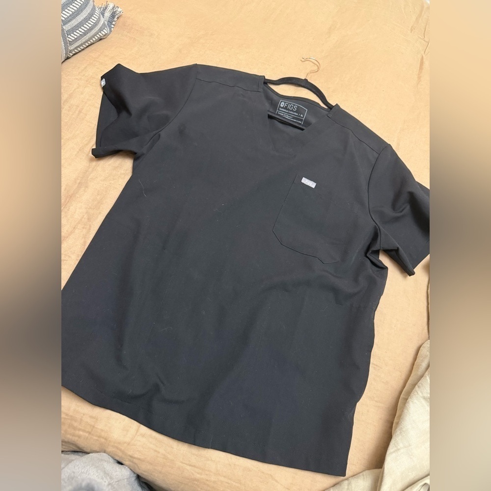 FIGS Men’s black V neck one pocket scrub top